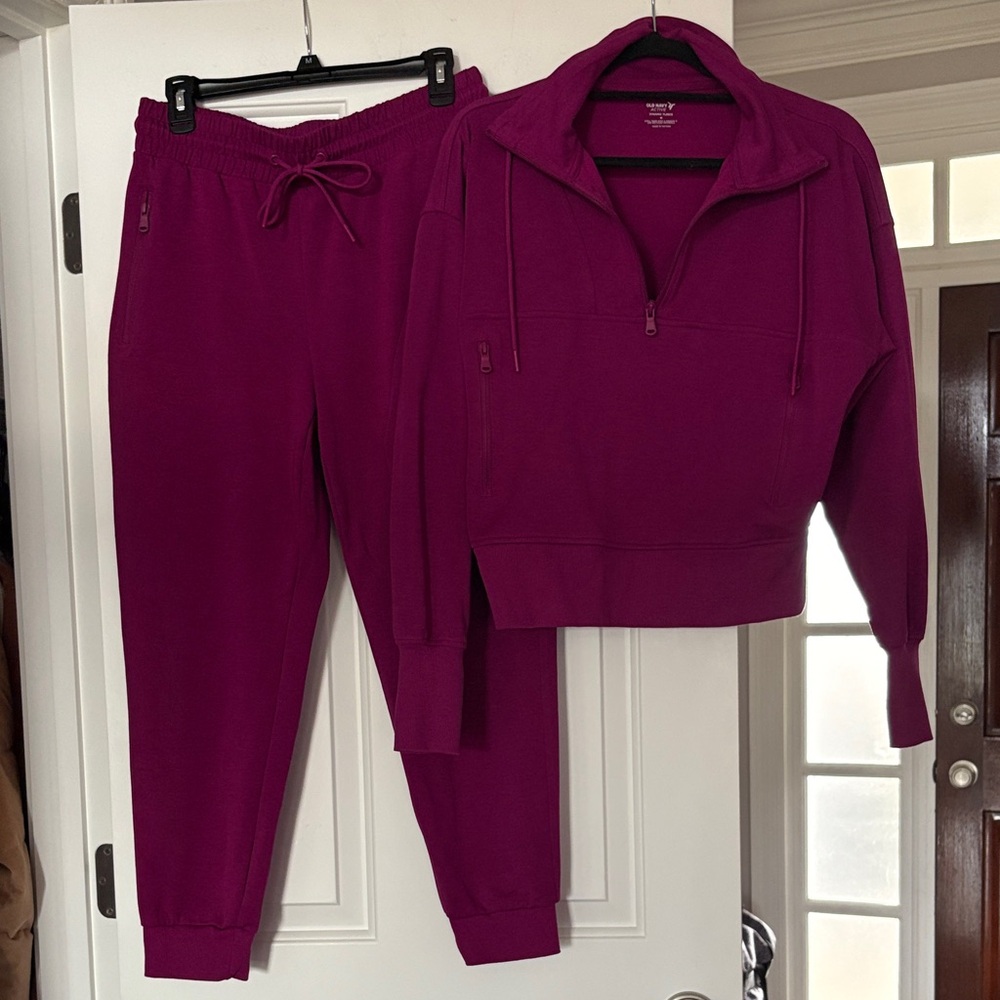 Old Navy Dynamic Fleece 3/4 zip & jogger set. Excellent condition, both Medium